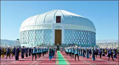 Cette ville du Turkménistan de 120 000 habitants, située dans une ancienne oasis du désert du Karakoum, est l'ancienne Merv, ville-étape de la route de la soie, et l'antique Alexandrie de Margiane fondée par Alexandre :