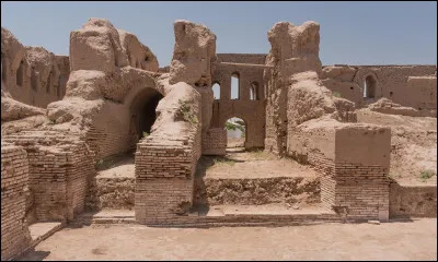 Cette ville d'Ouzbékistan de 140 000 habitants a été traversée par Alexandre puis a constitué une étape importante de la route de la soie ; située sur la rive droite de l'Amou-Daria, c'est la ville la plus méridionale du pays, située à la frontière de l'Afghanistan :