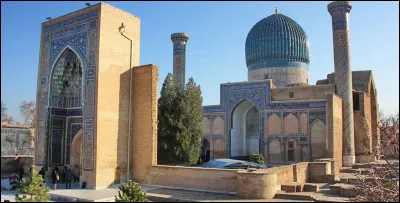 Cette ville d'Ouzbékistan, peuplée de 540 000 habitants, a été fondée dans l'antiquité ; conquise par Alexandre puis par les Perses sassanides, elle est devenue la capitale de Tamerlan au XIVe siècle, puis est passée sous domination de l'Empire russe au milieu du XIXe siècle :