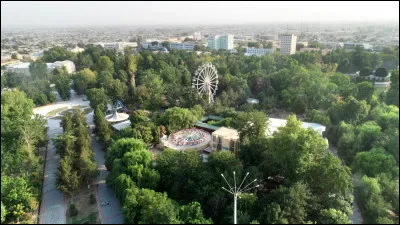 Cette ville d'Ouzbékistan de 450 000 habitants, située à l'est du pays, sur la bordure nord de la vallée de Ferghana, est au confluent des rivières Kara-Daria et Naryn qui s'unissent pour former le Syr-Daria :