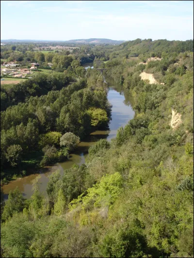 Quelle est cette rivière longue de 194 km, qui prend sa source dans les monts d'Espinouse dans le département de l'Hérault, coule vers l'ouest en arrosant Castres et Lavaur et rejoint le Tarn ?
