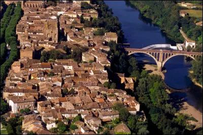 Quelle est cette ville de 5 700 habitants, située dans l'ouest du département et bordée par le Tarn ?
