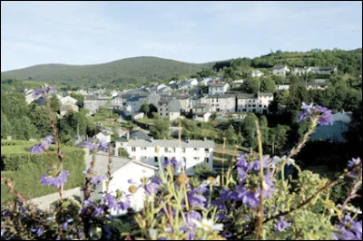 Quelle est cette petite ville de 2 500 habitants, située au coeur de la partie montagneuse de l'est du département ?