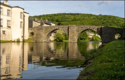 Quel est ce bourg traversé par l'Agout, situé entre les monts de Lacaune et le massif du Sidobre ?