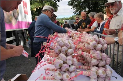 Quel village a donné son nom à l'ail rose, appellation de cette une production traditionnelle d'ail de la région ?