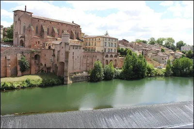 Quelle est cette ville traversée par le Tarn, la troisième du département par la population avec 15 600 habitants ?