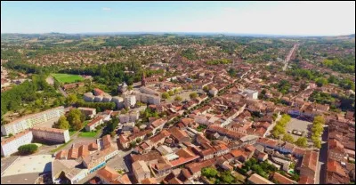Quelle est cette ville de 10 000 habitants, au centre d'une agglomération de 18 000, située dans le nord du département, sur le Cérou, connue pour son histoire industrielle et sociale ?
