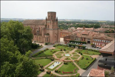 Quelle est cette ville de 10 000 habitants, traversée par l'Agout, connue pour sa cathédrale Saint-Alain avec son jaquemart et son orgue monumental Cavaillé-Coll ?