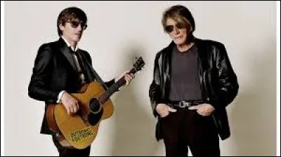 Célébrités - Comment s'appelle le fils du chanteur Jacques Dutronc ?
