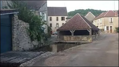 Village de l'arrondisement de Clamecy, traversé par l'Armance, Dornecy se situe dans le département ...