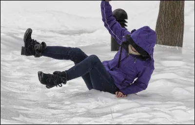 Mise en situation : 
"Tu sors de chez toi et soudain tu percutes quelqu'un et son téléphone tombe, il te dit...