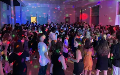 Mise en situation : 
"L'année est passée et on se retrouve au bal de fin d'année ! Tu aimerais danser avec le garçon qui...