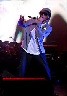 Donne le prnom de ce chanteur