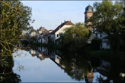 Quelle est cette rivière, longue de 160 km, qui prend sa source à 1 100 m d'altitude près du col de la Schlucht, arrose Saint-Dié, Raon-l'Étape, Baccarat, Lunéville et Nancy ?