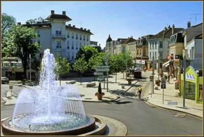 Quelle est cette ville 4 700 habitants de l'ouest du département, traversée par un petit affluent de la Meuse, connue comme station thermale et pour son eau minérale ?