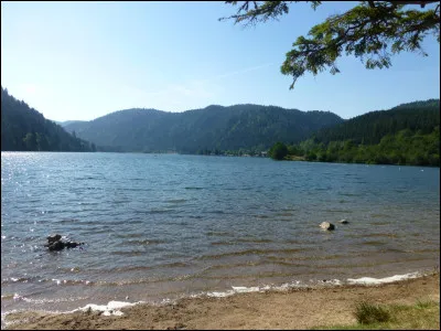 Quel est ce lac d'origine glaciaire, de 76 ha et de près de 2 km de long ?