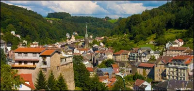 Quelle est cette petite ville, située dans la vallée étroite de l'Augronne, station thermale surnommée "la ville aux mille balcons" très à la mode au XIXe siècle, sous le Second Empire ?