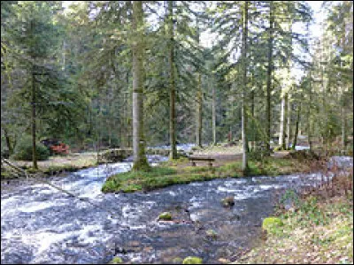 Quelle est cette rivière, longue de 49 km, qui prend sa source au massif du Hohneck, coule vers l'ouest, alimente plusieurs lacs avant de rejoindre la Moselle ?