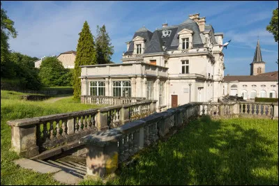 Quelle est cette petite ville de 2 500 habitants, située dans le sud du département, arrosée par plusieurs petits affluents de la Saône ?