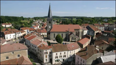 Quelle est cette petite ville du sud du département, station thermale connue pour ses sources chaudes ?