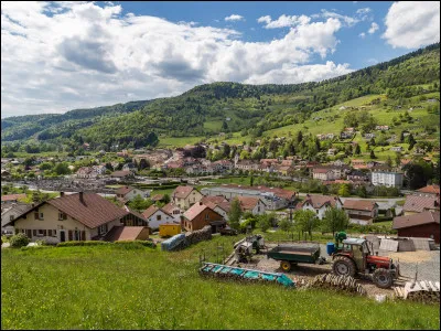 Quel est ce village de montagne, situé à la source de la Moselle et entourée par plus de quatorze sommets dépassant les 1 000 m d'altitude ?