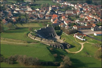 Quel est ce village de l'ouest du département, connu pour son important site archéologique gallo-romain comprenant notamment une mosaïque et un amphithéâtre ?