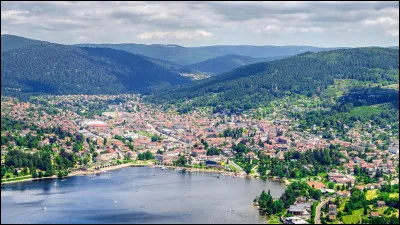 Quelle est cette ville de 7 800 habitants, station touristique au bord de son lac, connue aussi pour son industrie textile ?