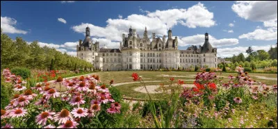 Durant quel siècle le château de Chambord a-t-il vu le jour ?
