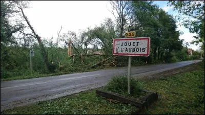 Dans quel département la commune de ''Jouet-sur-l'Aubois'' est-elle située, sachant que le numéro du département est le 18 ?