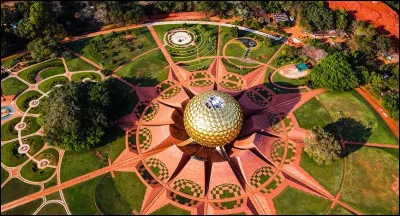 Dans quel pays "Auroville", la ville de l'Aurore, est-elle située ?