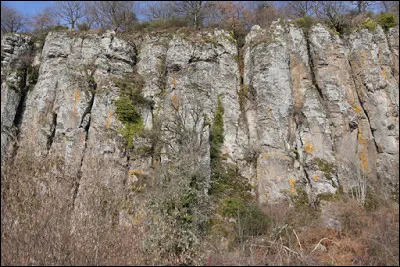 Km 89,6 : Larodde. Cette commune est bordée par un lac qui vient baigner quelques rives de trois départements. Quel est ce lac ?