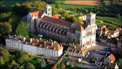 Quel est ce village, connu pour sa basilique Sainte-Marie-Madeleine et sa colline, class&eacute;es au patrimoine mondial de l'humanit&eacute;, point de d&eacute;part de l'une des principales voies de p&egrave;lerinage de Saint-Jacques-de-Compostelle ?