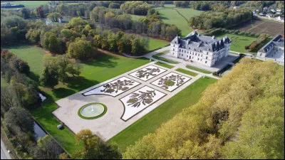 Quel est ce village, situ&eacute; dans la vall&eacute;e de l'Arman&ccedil;on, connu pour son grand ch&acirc;teau du XVIe si&egrave;cle ?