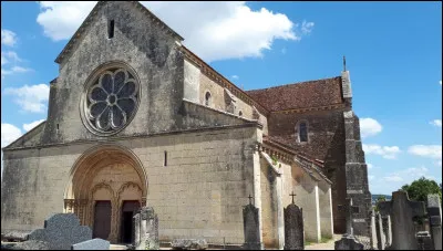 Quel est ce village, situ&eacute; au sommet d'une colline qui surplombe le Serein, connu pour sa coll&eacute;giale Notre-Dame b&acirc;tie au XIIe, transition entre le roman et le gothique, admir&eacute;e et restaur&eacute;e par Viollet-le-Duc ?