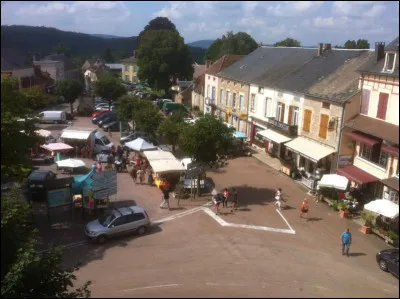 Quel est ce village, situ&eacute;e &agrave; la bordure sud-est du d&eacute;partement dans les hauteurs du Morvan, situ&eacute; entre les vall&eacute;es de la Cure et du Trinquelin, sur une colline granitique haute de 450 m&egrave;tres ?