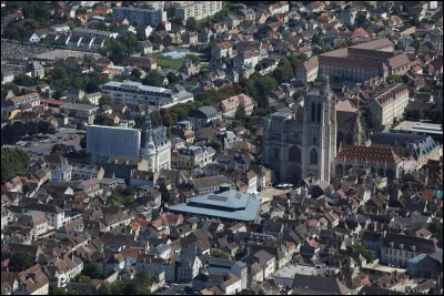 Quelle est cette ville, la deuxi&egrave;me du d&eacute;partement avec 28 000 habitants ?