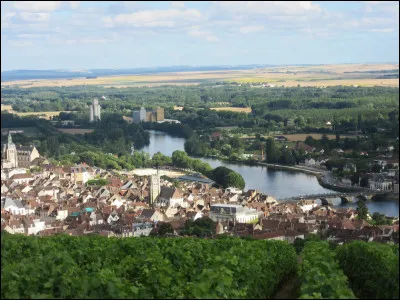Quelle est cette ville, troisi&egrave;me centre urbain du d&eacute;partement avec 9 000 habitants ?