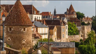 Quelle est cette ville de 6 000 habitants, sous-pr&eacute;fecture situ&eacute;e dans le sud-est du d&eacute;partement, en bordure du Morvan ?