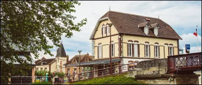 Quelle est cette ville de 7 000 habitants, travers&eacute;e par l'Arman&ccedil;on pr&egrave;s de son confluent avec l'Yonne, longtemps important centre ferroviaire sur la ligne de Paris &agrave; Lyon ?