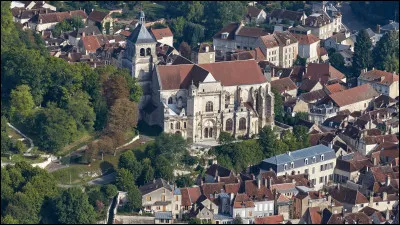 Quelle est cette petite ville de 4 000 habitants travers&eacute;e par le Canal de Bourgogne et par l'Arman&ccedil;on ?