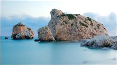 Sur quelle île peut-on admirer le Rocher d'Aphrodite ?