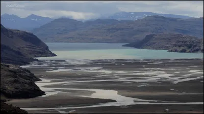 Le lac Aphrodite est situé sur l'île de Grande Terre, dans l'océan Indien. Dans quel archipel ?