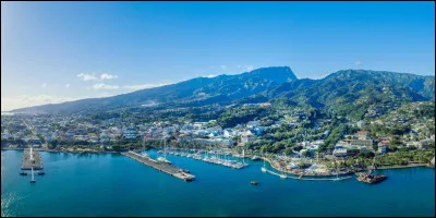 Quelle ville, située sur l'île de Tahiti, est le chef-lieu de la Polynésie française ?