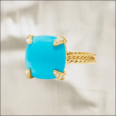De quelle couleur est la pierre de cette bague ?