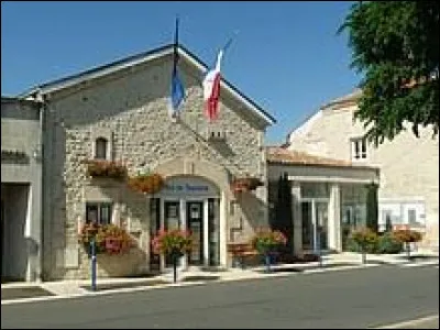 Village Charentais, bordé ou traversé par le Palais, la Maury, la Poussonne et la Viveronne, Brossac se situe en région ...