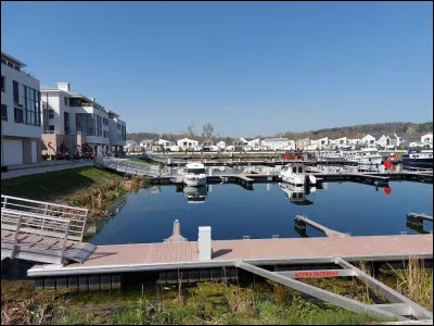 Que devez-vous ajouter à "mar" pour trouver le nom donné à un complexe immobilier résidentiel incluant un port de plaisance...