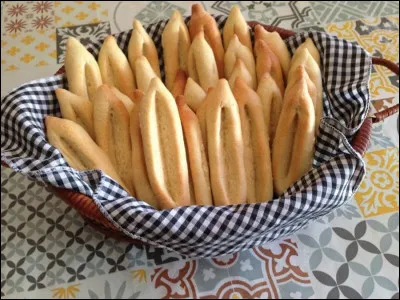 Que devez-vous ajouter à "mar" pour trouver la ville qui est réputée pour son biscuit appelé navette...