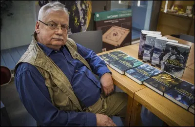 Qui est l'auteur des romans "Le Sorceleur" ?