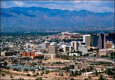 C'est la deuxième ville d'Arizona avec 520 000 habitants ; elle est située à 728 m d'altitude, dans une vallée entourée par plusieurs montagnes, les monts Santa Catalina, les monts Tortolita, les monts Santa Ritales et les monts Rincon :