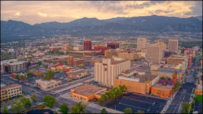 Cette ville, située à une altitude de 1 839 m, sur le versant oriental des montagnes Rocheuses, est avec 480 000 habitants, la deuxième plus grande ville de lÉtat du Colorado :